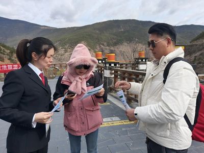 普法宣傳進(jìn)景區(qū) 文明旅游“法”相隨——五一旅游咨詢服務(wù)特輯